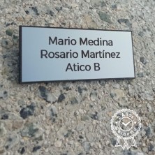 Placa personalizada plata reborde 9 x 3 cm con logo
